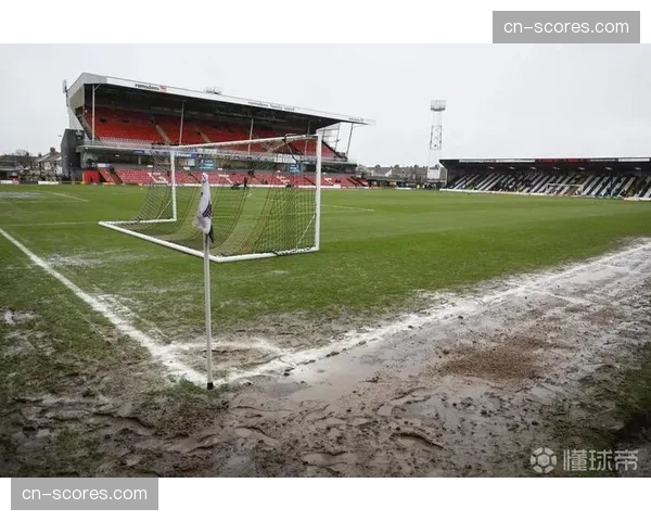 尼斯对阵兰斯比赛因大雨一度暂停，场地积水严重