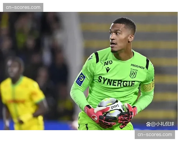 贝蒂斯门将布拉沃扑出点球后激情怒吼，点燃主场气氛