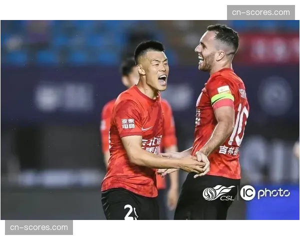 老将谭龙亚泰生涯三百场里程碑，看台上巨型拼图致敬队魂
